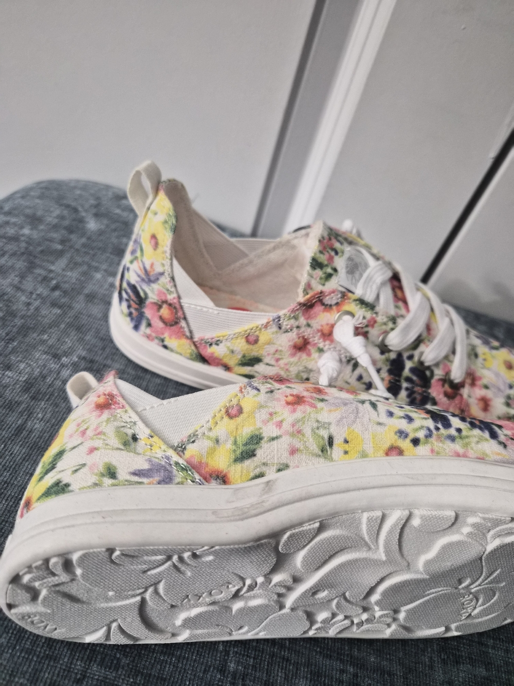 Roxy White and Gray Floral Shoe Sleeve - Picture 7 of 13
